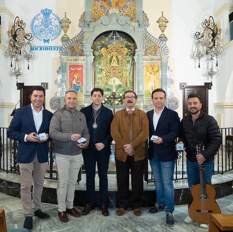 Rezo del Santo Rosario en la capilla de la Hermandad de Huelva